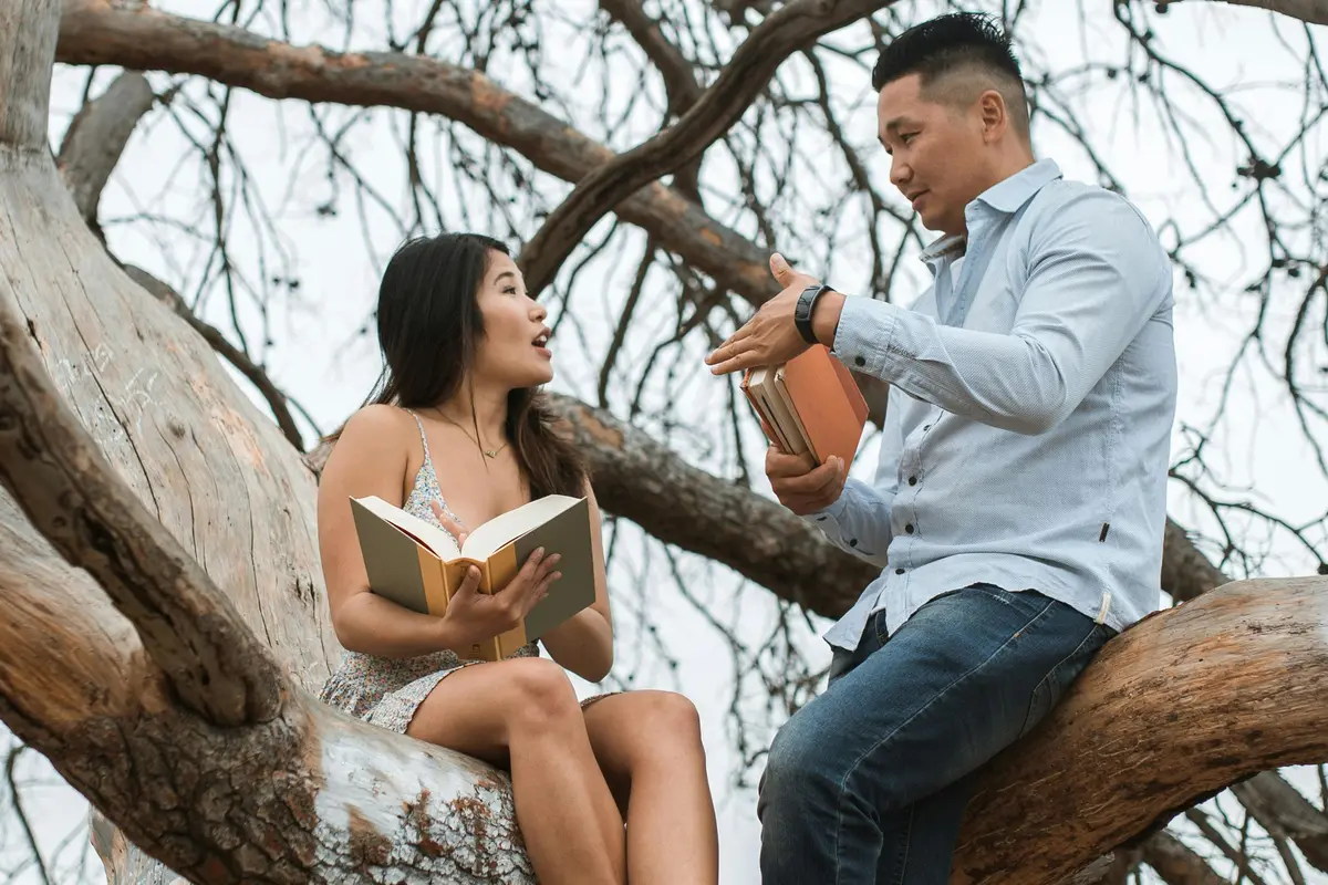 couple pria perempuan ngobrol kencan