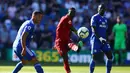 Aksi Sadio Mane melepaskan umpan pada laga lanjutan Premier League yang berlangsung di Stadion Millenium, Cardiff, Minggu (21/4). Liverpool menang 2-0 atas Cardiff City. (AFP/Geoff Caddick)