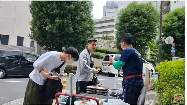 7 Potret Baim Wong Bagi-Bagi Makanan di Jepang, Curi Perhatian