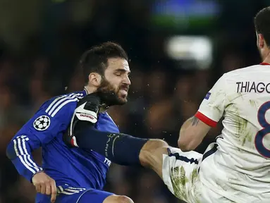 Pemain Paris Saint-Germain, Thiago Motta, menendang dada pemain Chelsea, Cesc Fabregas, dalam leg kedua babak 16 besar Liga Champions di Stadion Stamford Bridge, London, (9/3/2016). (Reuters/Eddie Keogh).