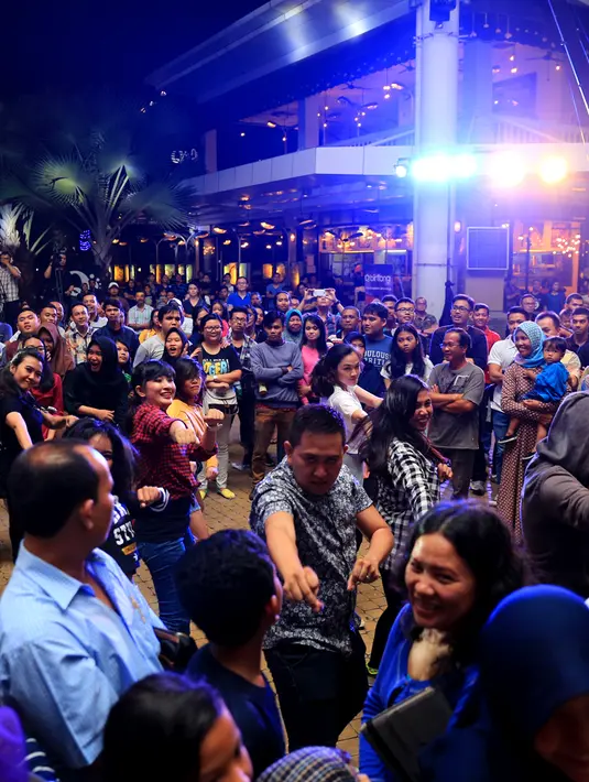 Setelah penampilan Adelinne Laipan, tampil grup band yang sudah berdiri sejak tahun 2009. Dimas Anggara pun tampil apik dengan bandnya yang bernama BARRIS. Menyanyikan beberapa lagu, diantaranya 'Sebatas Pandangan'. (Adrian Putra/Bintang.com)