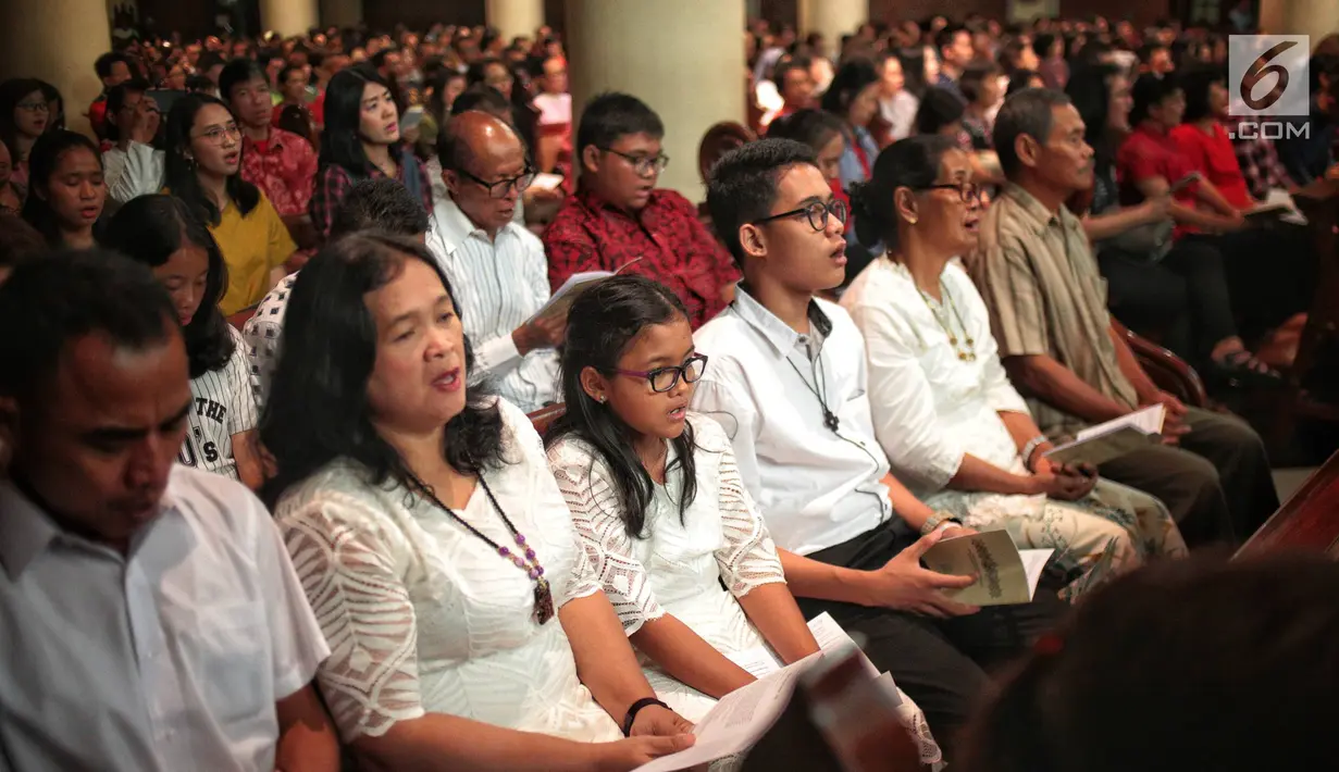 Umat Katolik berdoa saat melaksanakan misa Natal di Gereja Katedral, Jakarta, Selasa (25/12). Natal tahun 2018 di Gereja Katedral Jakarta diselenggarakan dengan mengusung tema Yesus Kristus Hikmat Bagi Kita. (Liputan6.com/Faizal Fanani)