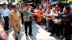 Presiden Joko Widodo didampingi Ibu Negara Iriana disambut warga saat blusukan ke Kedoya dan Petamburan, Jakarta, Selasa (1/9/2015). Selain sembako, Presiden Jokowi juga membagikan buku dan baju kepada anak-anak. (Liputan6.com/Faizal Fanani)