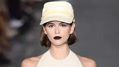 Model Kaia Jordan Gerber mengenakan busana Spring Summer 2020 koleksi Max Mara Spring Summer 2020 di Milan, Italia (19/9/2019). Putri Cindy Crawford ini tampil mengenakan ansambel yang hampir identik dalam berbagai warna. (AFP Photo/Marco Bertorello)