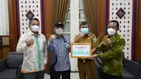 Bupati Garut Rudy Gunawan menerima secara simbolis bantuan vaksin hingga 10 ribu dosis dari BI dan OJK Jawa Barat. (Liputan6.com/Jayadi Supriadin)