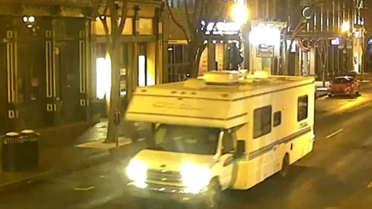 Penampakan mobil RV misterius yang disebut polisi sebagai sumber ledakan di Nashville pada pagi Natal 25 Desember 2020. Polisi menyebut mobil tersebut memutar rekaman yang mengimbau 'akan ada ledakan dalam 15 menit' (Handout / Nashville Police)