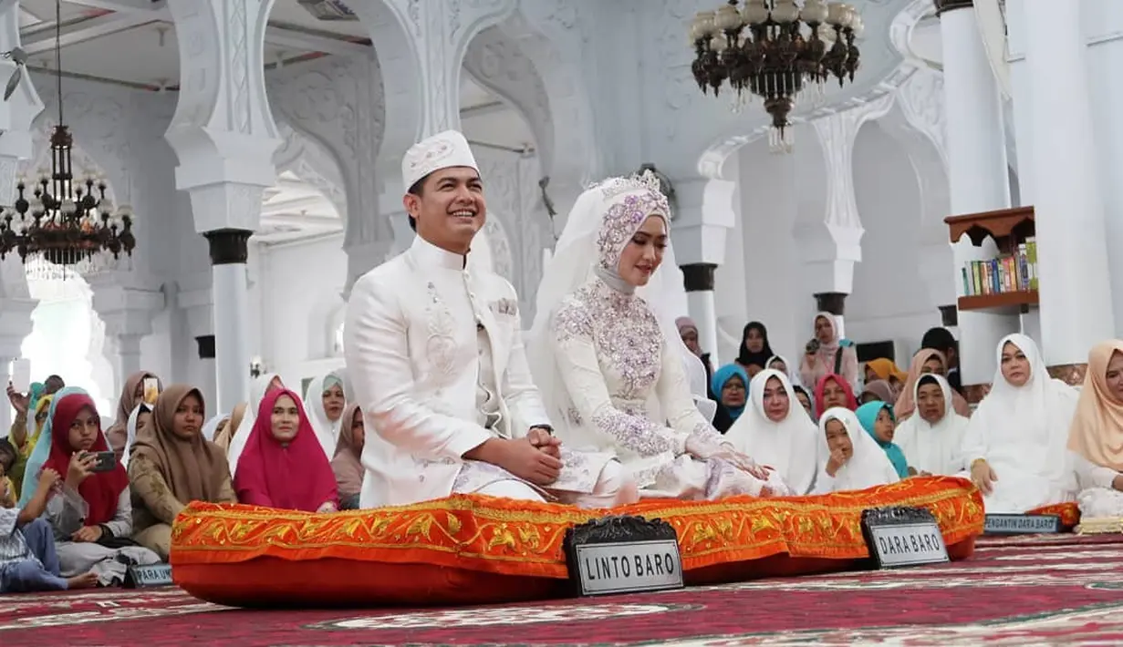 Pada Minggu (18/2/2018), Tommy Kurniawan resmi melepas status dudanya. Ia menikah dengan Lisya Nurrahmi di Banda Aceh. Lisya sendiri merupakan pramugari dan finaslis Puteri Indonesia 2011. (Foto: instagram.com/sahrulgunawanofficial)