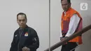 Sebelumnya, Bupati, Syamsul Auliya Rachman bersama Sekda Cilacap, Sadmoko Danardono terjaring Operasi Tangkap Tangan (OTT) KPK pada Jumat (13/3/2026) di wilayah Kabupaten Cilacap, Jawa Tengah. Tampak dalam foto, Bupati Cilacap, Jawa Tengah, Syamsul Auliya Rachman (kiri) saat digiring petugas menuju mobil tahanan di Gedung Merah Putih Komisi Pemberantasan Korupsi (KPK), Jakarta, Sabtu (14/3/2026). (Liputan6.com/Helmi Fithriansyah)