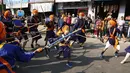 Seorang anak menampilkan keterampilan bela diri selama prosesi keagamaan menjelang ulang tahun kelahiran Guru Gobind Singh di Jammu, India (2/1). Guru Gobind Singh  merupakan pendiri komunitas prajurit Sikh yang disebut Khalsa. (AP Photo / Channi Anand)