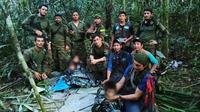 Foto yang disebarkan oleh militer Kolombia menunjukkan anak-anak korban kecelakaan pesawat&nbsp;Cessna 206 pada 1 Mei 2023 berhasil ditemukan dalam kondisi selamat di Hutan Amazon. (Dok. militer Kolombia)