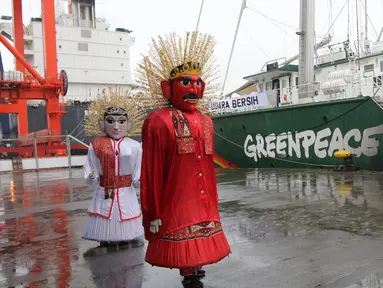 Sepasang ondel-ondel menyambut kapal milik Greenpeace, Rainbow Warrior yang berlabuh di Pelabuhan Tanjung Priok, Jakarta, Senin (23/4). Kapal ini tengah menjelajahi Nusantara selama 2,5 bulan untuk menyebarkan kampanye hijau. (Liputan6/Arya Manggala)