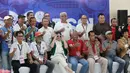 Para pengurus PSSI berfoto bersama dengan sejumlah mantan pemain dalam perayaan ulang tahun PSSI yang ke-69 di Stadion Gelora Delta, Sidoarjo, Jawa Timur, Minggu (19/04/2026). (Bola.com/M Iqbal Ichsan)