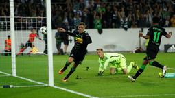 Gawang Barcelona dibobol oleh pemain Borussia Monchengladbach, Thorgan Hazard, pada laga kedua Grup C Liga Champions di Stadion im Borussia-Park, Kamis (29/9/2016) dini hari WIB. (AFP/Odd Andersen)
