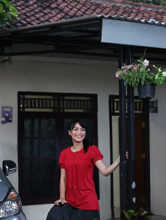 "Aku kan berdarah Sunda, saat dituntut berbahasa Jawa, aku merasa susah. Tapi sedikit-sedikit ada yang bisa aku ambil," ujar Citra Kirana di lokasi syuting. (Bambang E. Ros/Bintang.com)