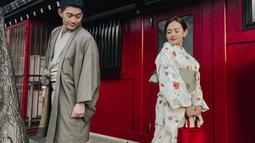 Tak sedikit orang yang terpesona dengan paras cantik Citra Monica saat mengenakan kimono berwarna putih dengan motif bunga. Rambutnya juga ditata layaknya gadis Jepang.(Liputan6.com/IG/@ifanseventeen)