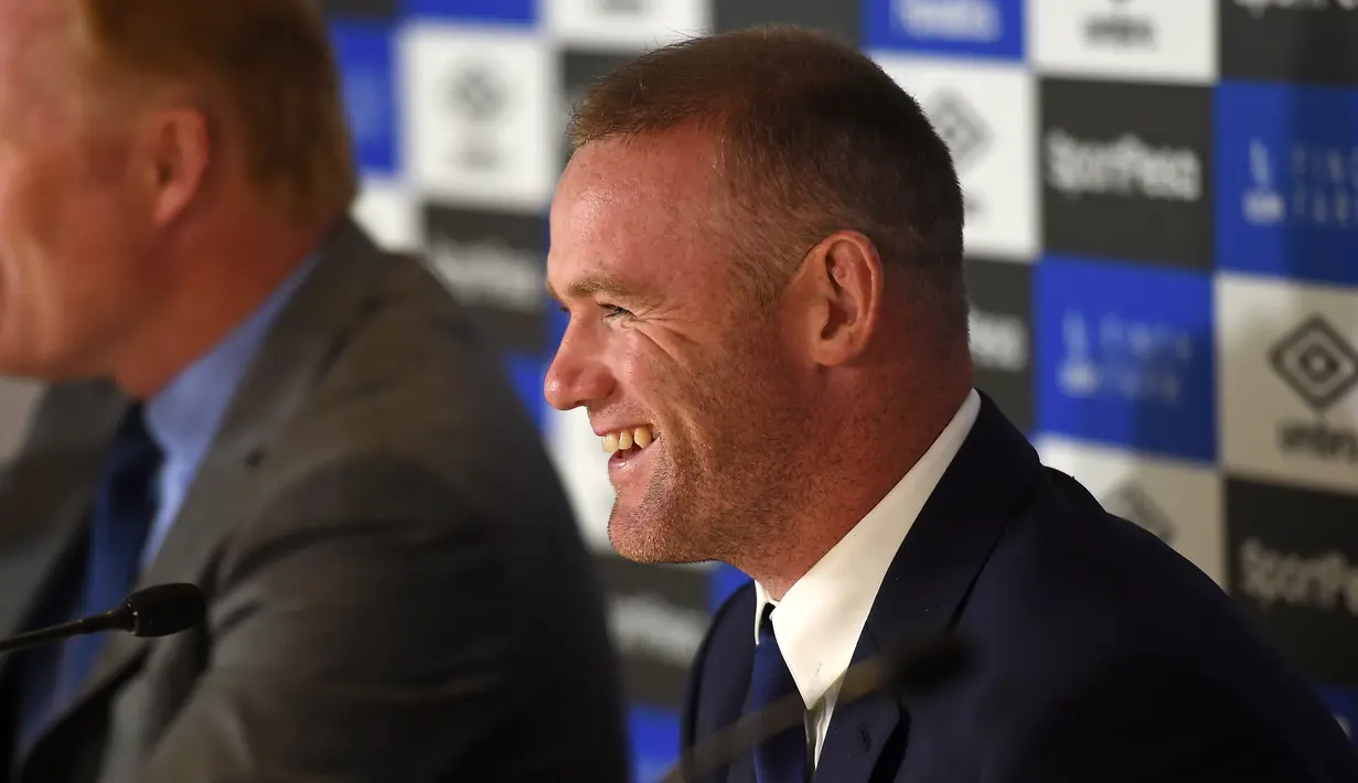 Wayne Rooney tersenyum saat konferensi pers di Goodison Park di Liverpool (10/8). Wayne Rooney memutuskan hengkang dari Manchester United setelah tersisih dari tim inti karena kalah bersaing dengan pemain muda. (AFP Photo/Paul Ellis)