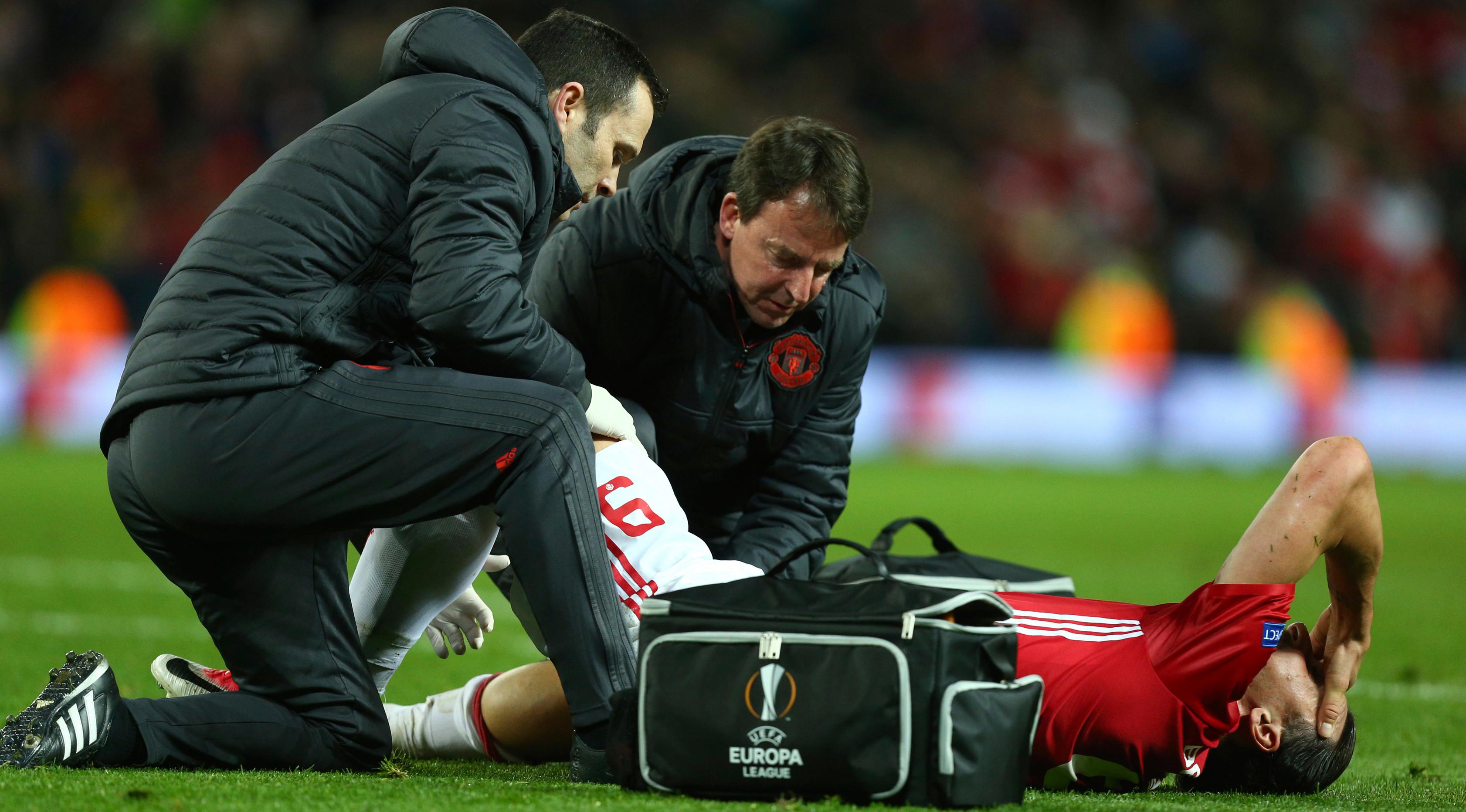 Zlatan Ibrahimovic mengalami cedera ligamen lutut. (AP/Dave Thompson)