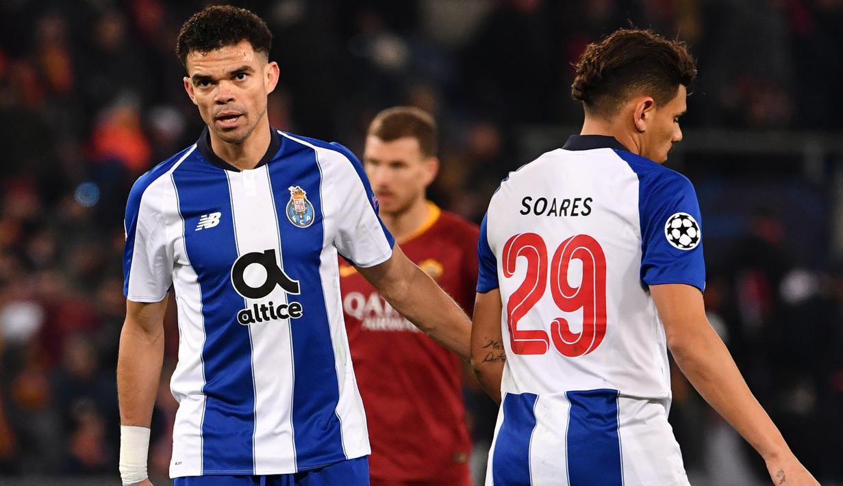 Ekspresi bek FC Porto, Pepe usai takluk dari AS Roma pada leg 1, 16 besar Liga Champions yang berlangsung di stadion Olimpico, Roma, Rabu (13/2). AS Roma menang 2-1 atas FC Porto. (AFP/ Alberto Pizzoli)