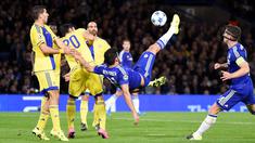 Aksi salto Diego Costa saat melawan Maccabi Tel-Aviv pada laga grup Liga Champions, di Stamford Bridge, London, Kamis (17/9/2015) dini hari WIB. (EPA/Facundo Arrizabalaga)