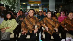 Mantan Menteri Hukum dan HAM, Amir Syamsudin (kedua kiri) hadir pada pembukaan Napi Craft 2015 di Jakarta, Senin (12/21/2015). Napi Craft 2015 merupakan pameran hasil kreativitas warga binaan lembaga pemasyarakatan. (Liputan6.com/Helmi Fithriansyah)
