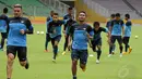 Pemain naturalisasi asal Belanda, Raphael Maitimo (ketiga dari kiri) ikut berlatih bersama skuad Garuda jelang laga persahabatan melawan Timor Leste di Stadion GBK Jakarta, Senin (10/11/2014).(Liputan6.com/Helmi Fithriansyah)