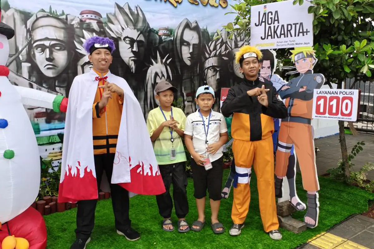 Sejumlah anggota polisi tampak berpatroli bukan dengan seragam cokelat khasnya, melainkan dengan kostum karakter anime populer, Naruto. (Istimewa)
