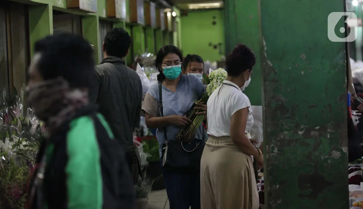 Warga membeli bunga potong di Pasar Rawa Belong, Jakarta, Jumat (29/10/2021). Para pedagang bunga di Pasar Bunga Rawa Belong mulai kembali mendapatkan pembeli dengan skala besar untuk acara-acara pernikahan atau acara besar lainnya. (Liputan6.com/Johan Tallo)