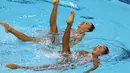 Perenang indah Indonesia, Adela Amanda Nirmala dan Claudia M. Suyanto, sedang beraksi di nomor Duet Technical Routine. (Bola.com/Arief Bagus) 