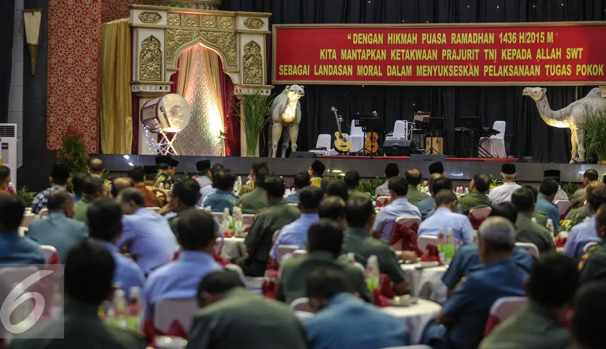Suasana buka puasa bersama di Mabes TNI, Jakarta, Selasa (7/7/2015). Presiden, Wapres dan sejumlah menteri serta pemimpin lembaga tinggi Negara ikut hadir dalam acara tersebut. (Liputan6.com/Faizal Fanani)