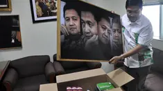 Anggota Komisi III Ahmad Yani membereskan barang-barang yang ada di ruang kerjanya di gedung Parlemen, Jakarta, (11/9/14). (Liputan6.com/Miftahul Hayat)