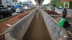 Suasana proyek pembangunan kolam olakan air di Kelapa Gading, Jakarta, Minggu (31/1/2021). Pemprov DKI Jakarta melalui Dinas Sumber Daya Air terus melakukan upaya untuk mengendalikan dampak musim hujan, salah satunya dengan membuat kolam olakan air secara bertahap. (Liputan6.com/Faizal Fanani)