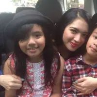 Angel Karamoy dan kedua anaknya (Instagram/@realangelkaramoy)