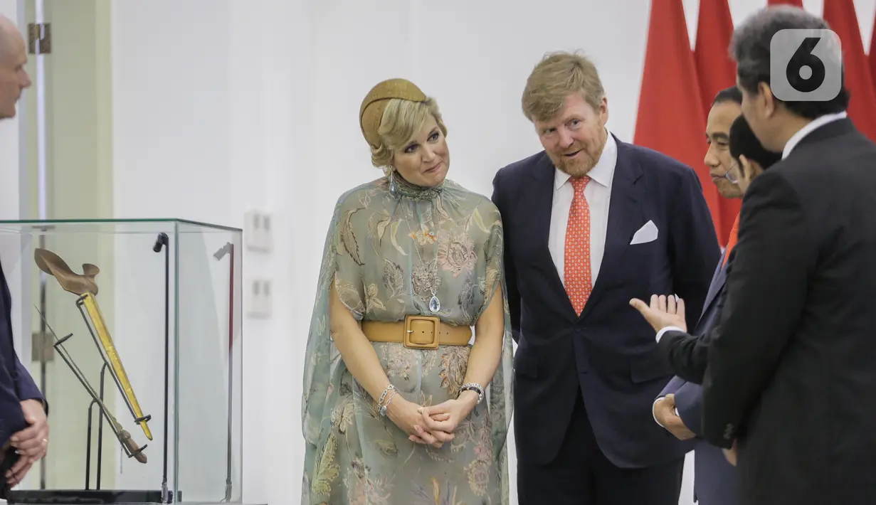 Presiden Joko Widodo berbincang dengan Raja Belanda Willem Alexander didampingi Ratu Maxima Zorreguieta Cerruti usai penyerahan keris milik Pangeran Diponegoro di Istana Bogor, Selasa (10/3/2020). Keris itu diserahkan secara simbolis saat pertemuan Raja Willem dan Jokowi (Liputan6.com/Faizal Fanani)