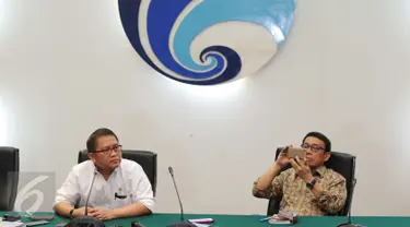 Menteri Komunikasi dan Informasi (Menkominfo) Rudiantara (kiri) saat menjelaskan perihal polemik Uber dan Grab Car kepada wartawan di Kemenkominfo, Jakarta, Selasa (15/3/2016). (Liputan6.com/Angga Yuniar)