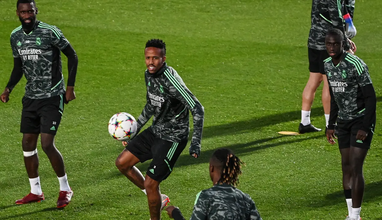 Bek Real Madrid Eder Militao (tengah) mengambil bagian dalam sesi latihan di Valdebebas, pinggiran Madrid, Selasa (1/11/2022). Real Madrid akan menjamu Celtic di Santiago Bernabeu pada matchday terakhir Grup F Liga Champions 2022/2023 Kamis dini hari WIB, 3 November 2022. (Photo by PIERRE-PHILIPPE MARCOU / AFP)