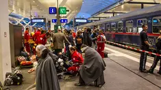 Petugas penyelamat menangani penumpang kereta yang terluka akibat dua gerbong kereta bertabrakan di stasiun kereta api utama di Salzburg, Austria (20/4). Sedikitnya 40 orang mengalami luka-luka dalam insiden ini. (FMT/Wolfgang Moser/APA/AFP)