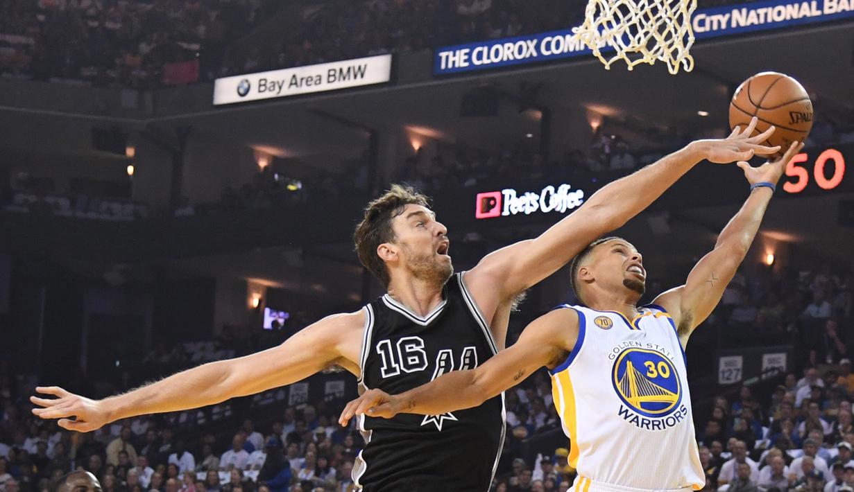Golden State Warriors guard, Stephen Curry #30 melakukan tembakan saat dihadang San Antonio Spurs center, Pau Gasol #16 pada laga perdana NBA di Oracle Arena, Rabu (26/10/2016) WIB. (Reuters/Kyle Terada-USA TODAY Sports)