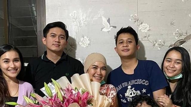 6 Potret Kedekatan Ibu Ayu Ting Ting dan Adit Jayusman, Calon Menantu Kesayangan