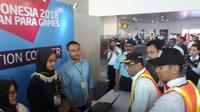 Ketua Inapgoc, Raja Sapta Oktohari (kiri) mendampingi Menteri Perhubungan Budi Karya Soemadi mengecek langsung persiapan Asian Para Games di Terminal 3 Bandara Internasional Soekarno Hatta, Selasa (25/9/2018). (Liputan6.com/Pramita Tristiawati)