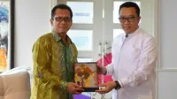 Imam Nahrawi menerima kunjungan Duta Besar Luar Biasa dan Berkuasa Penuh Republik Indonesia untuk Brunei Darussalam Sujatmiko, di kantornya.