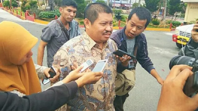 Bupati Bengkalis Amril Mukminin usai diperiksa penyidik KPK dalam proyek jalan beberapa waktu lalu.