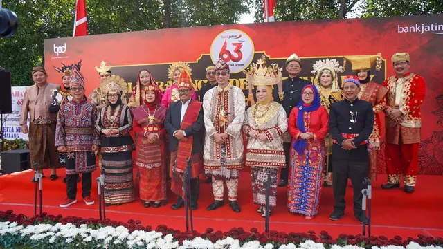Dukung Nusantara Baru Indonesia Maju, Bank Jatim Kompak Berbusana Adat