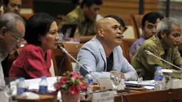 Aktivis Iwan Piliang bersama Komunitas Sosial Peduli Jakarta mengikuti Rapat Dengar Pendapat dengan Komisi III DPR di Gedung Nusantara II DPR, Jakarta, Selasa (15/3). Rapat membahas perihal proses hukum Rumah Sakit Sumber Waras. (Liputan6.com/Johan Tallo)