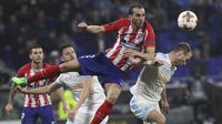 Bek Atletico Madrid, Diego Godin, duel udara dengan pemain Marseille pada laga final Liga Europa di Stadion Groupama, Lyon, Kamis (17/5/2018). Atletico Madrid menang 3-0 atas Marseille. (AP/Laurent Cipriani)