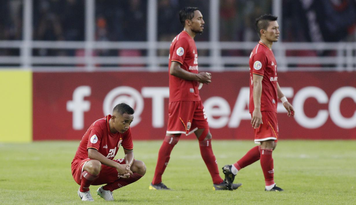 Gelandang Persija Jakarta, Nugroho, tampak lesu usai dikalahkan Ceres-Negros pada laga Piala AFC 2019 di SUGBK, Jakarta, Selasa (23/4). Persija takluk 2-3 dari Ceres-Negros. (Bola.com/M Iqbal Ichsan)