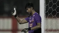 Kiper Madura United, Satria Tama, saat melawan Bhayangkara FC pada laga Liga 1 di Stadion PTIK, Jakarta, Kamis, (07/6/2018). Bhayangkara FC menang 1-0 atas Madura United. (Bola.com/M Iqbal Ichsan)