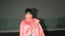 Ketika hadiri Gala Premiere, Marshanda tampil bergaya ala cewek kue dengan colorful outfit.