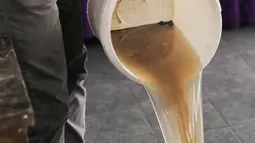 Air kotor dituang ke dalam ember yang akan diuji menggunakan filter Care4Water di RPTRA Krendang, Tambora, Jakarta Barat, Minggu (28/4/2019). Kegiatan bersama CSR BMW Indonesia diharapkan dapat memberikan akses air bersih siap minum kepada 1000 penduduk di Tambora. (Liputan6.com/Ismail)