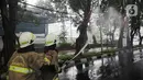 Kebakaran itu menyebabkan sejumlah kabel putus dan terjuntai di tepi jalan. (Liputan6.com/Faizal Fanani)