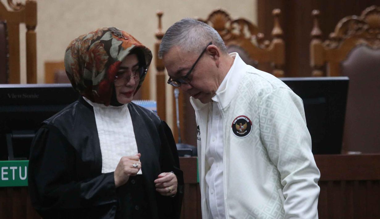 Direktur Gas PT Pertamina (Persero) periode 2012–2014 Hari Karyuliarto divonis pidana penjara selama empat tahun enam bulan. Tampak dalam foto, terdakwa kasus korupsi pengadaan Liquefied Natural Gas (LNG) atau gas alam cair yang merupakan Direktur Gas PT Pertamina (Persero) periode 2012–2014, Hari Karyuliarto (kanan), usai sidang pembacaan putusan di Pengadilan Tindak Pidana Korupsi (Tipikor), Jakarta, Senin (4/5/2026). (merdeka.com/Arie Basuki)